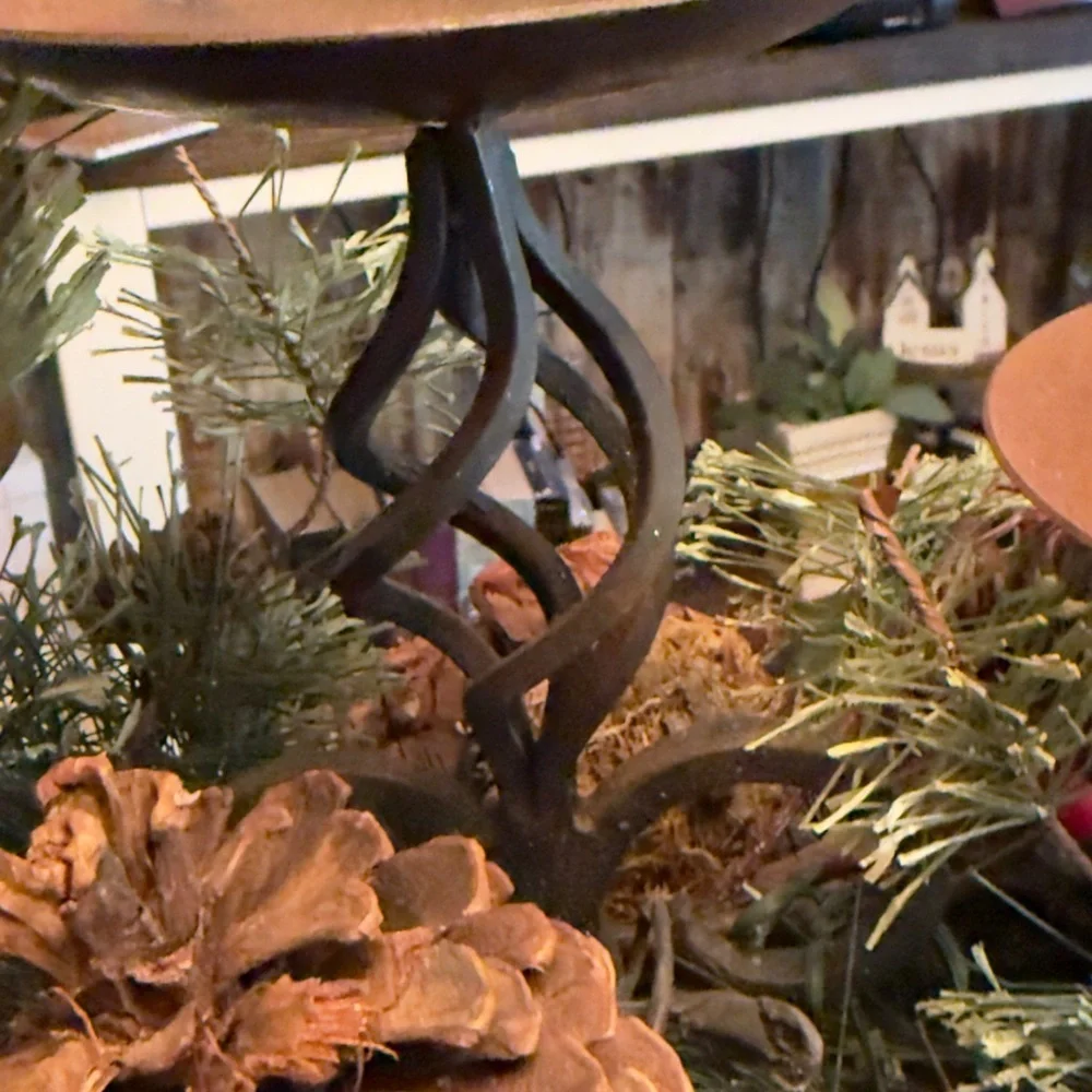 🌺𝐍𝐄𝐖-𝐑𝐮𝐬𝐭𝐢𝐜 𝐦𝐞𝐭𝐚𝐥/𝐢𝐫𝐨𝐧 Festive 𝟓 Candle Holder with Pinecones and Berries